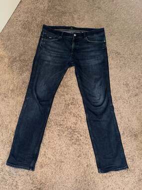 HUGO BOSS Delaware Slim Fit Men's Jeans Dark Indigo Wash 36/30(Hole right pocket